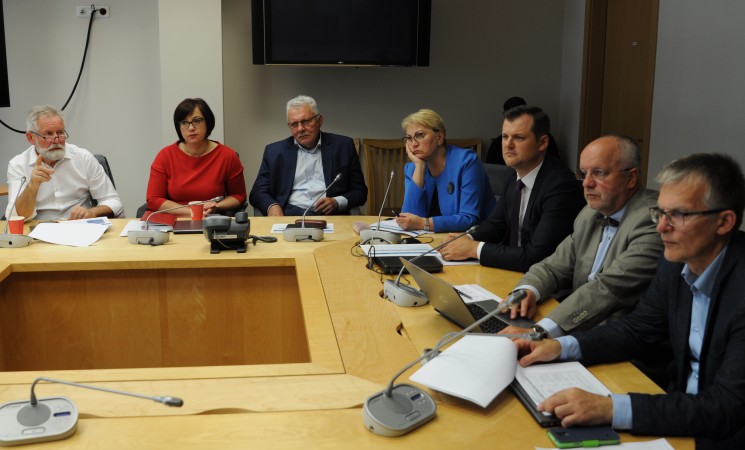 Seimas palankiai vertina socialdemokratų siūlymą dėl pradinukų priežiūros per karantiną