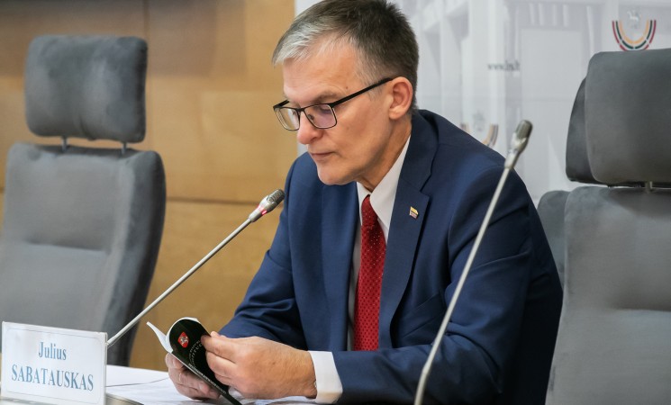 Konstitucinis Teismas pripažino, kad J. Sabatauskas teisus: švietimo įstaigų vadovams taikomos per griežtos teisinės priemonės
